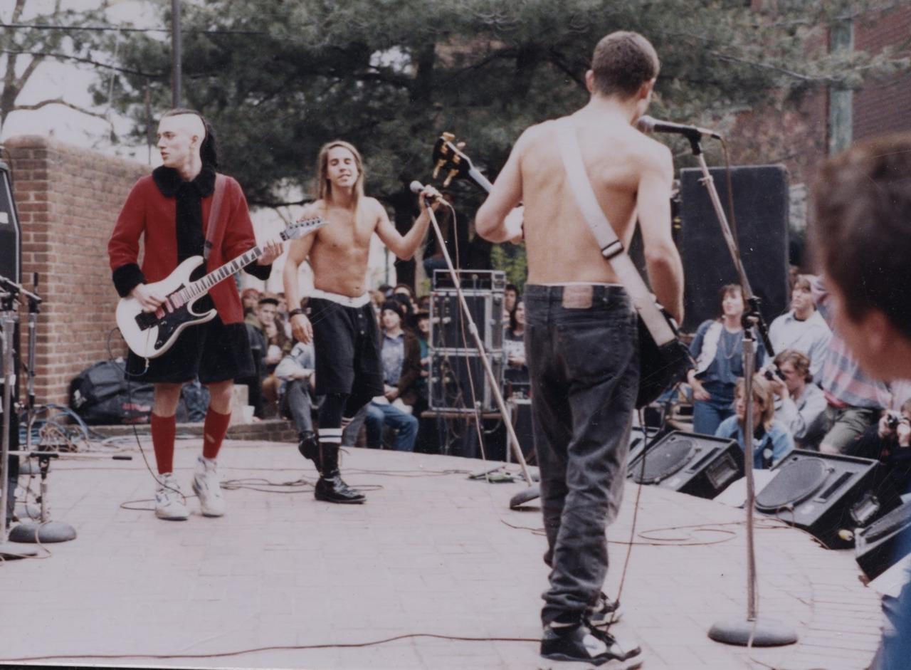 Interesting RHCP photo Red Hot fansite, news and forum – thechilisource.com